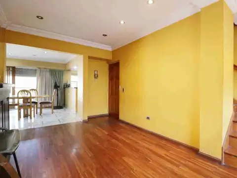 Venta casa multifamiliar c/jardín y salón