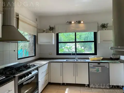 Casa 6 ambientes con 4 baños