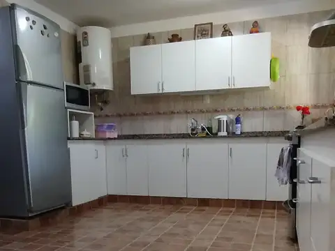 Casa de 2 plantas con jardín en Salto de las Rosas – Apta crédito