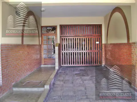 Departamento 2 ambientes con patio propio y cochera cubierta !