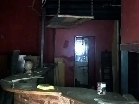 Local en esquina a 1 cuadra de av. de Mayo