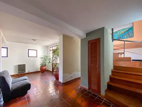 Casa 7 ambientes con 2 baños