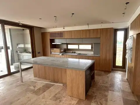 Casa 7 ambientes con 5 baños