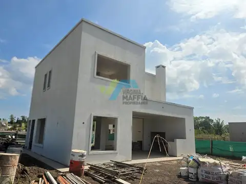 Casa 5 ambientes con 3 baños