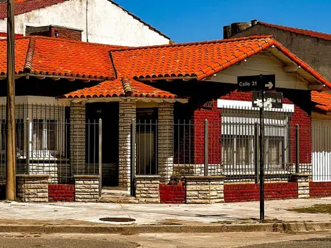 VENTA HERMOSA  CASA 4 AMBIENTES EN MIRAMAR ZONA 4