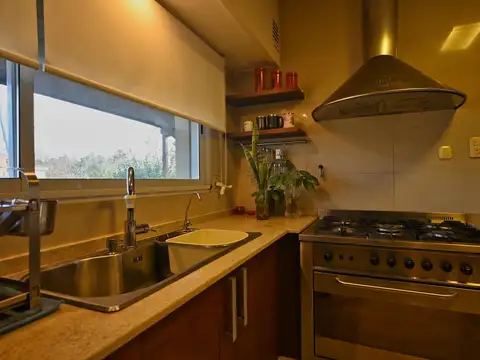 Casa 7 ambientes con 4 baños