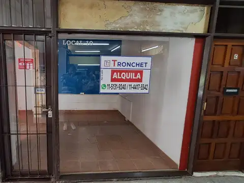 Alquiler de tres locales en galería frente a la plaza principal de Pilar.