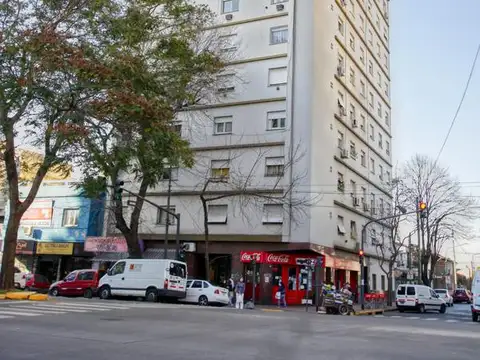 Departamento 4 ambientes con baño y toilette - Olivos excelente ubicación.