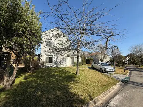 Casa en Alquiler con 1 cochera