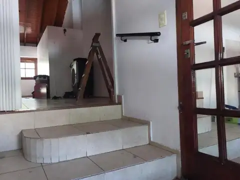 Casa 7 ambientes con 2 baños