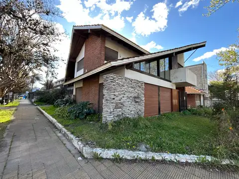 EXCELENTE CASA A LA VENTA SOBRE AV. ESPORA 830 ESQUINA PASAJE LA DELICIA.