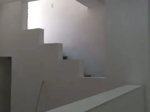 Amplio local - Sarmiento 300 (en la cortada)