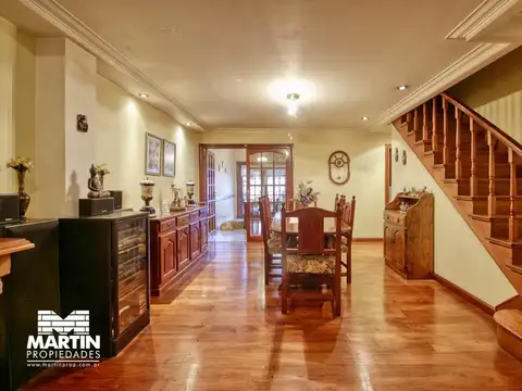Casa Dúplex en venta en Martínez 6 ambientes, suite, playroom, jardín con parrilla, cochera.