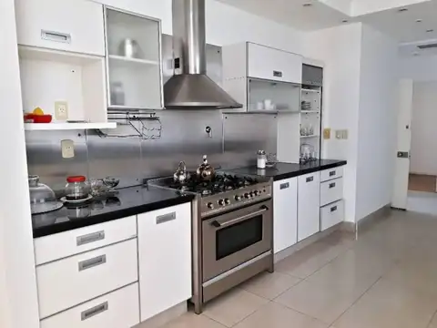 Superí 1655 -  Edificio de 4 pisos de excelente categoría en venta