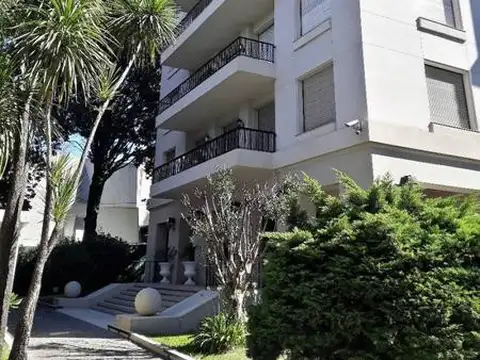 Superí 1655 -  Edificio de 4 pisos de excelente categoría en venta