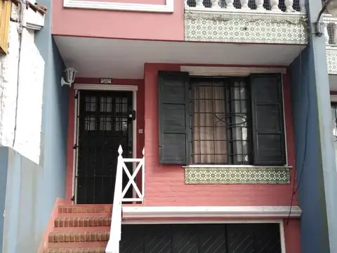 TRIPLEX 4 AMBIENTES CON GARAGE - CERCA DEL CENTRO COMERCIAL - RESIDENCIAL