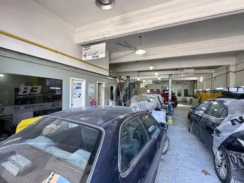 Galpon con oficina. Casa con 3 dormitorios en planta alta. Barrio Los Andes.