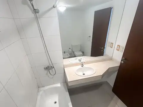 Monoambiente c/balcón, parrilla y cochera.