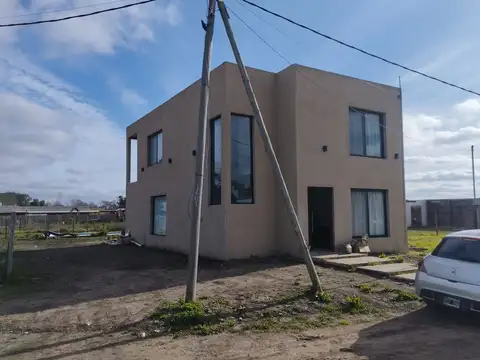 VENDO CASA DE 2 PLANTAS EN BARRIO LOS ALAMOS