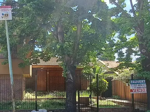 IMPONENTE CASA DE 2 PLANTA SOBRE 2 LOTES