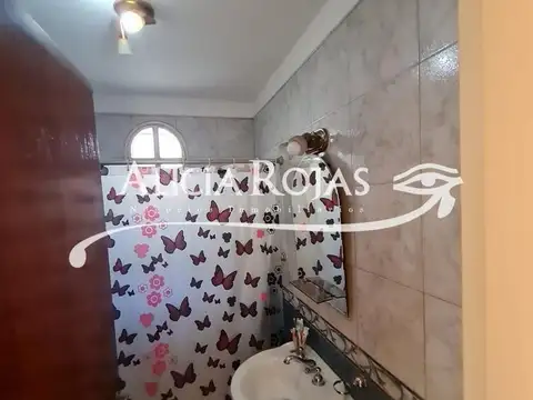 Excelente PH con 2 Unidades PB y 1°Piso  Apto crédito  175 Mts. Liniers 600. Lomas del Mirador