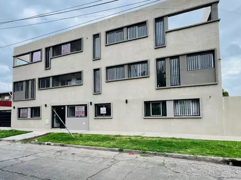 2 ambientes. 2 piso por escalera, al frente con balcón.