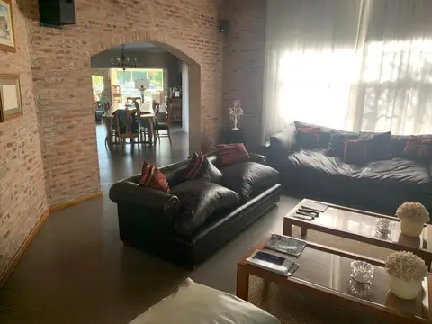 Casa 5 ambientes con 4 baños