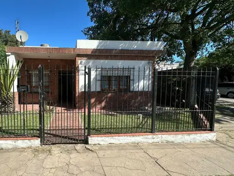 CASA EN ESQUINA - 3 AMBIENTES - GARAGE TECHADO - APTA CRÉDITO