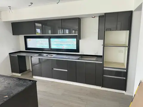 Casa en Venta con 3 cocheras