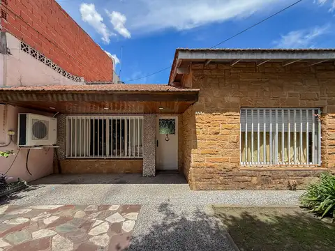 Casa en venta 3 ambientes en Lomas del Mirador, Villa Insuperable
