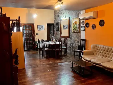 Casa 8 ambientes con 3 baños