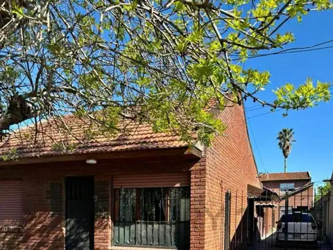 Casa tipo PH 3 ambientes al frente, en Pinos De Anchorena