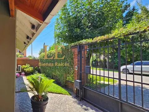 Casa en Venta con 2 cocheras