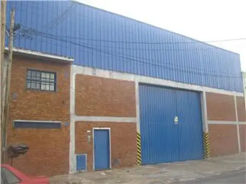 Galpón 800m2 s/lote de 20x30/40. Zonif: industrial, entrada de camión