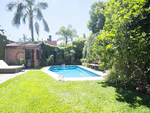 Venta de sólida  Casa de Estilo Inglés en Vicente López al Río – Jardín Piscina y Galería con hogar