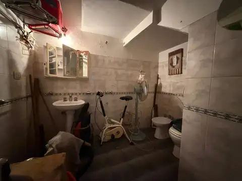 Casa 9 ambientes con 2 baños