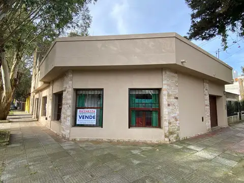 HERMOSO CHALET TRES AMBIENTES CON GARAJE - IDEAL VIVIENDA PERMANENTE