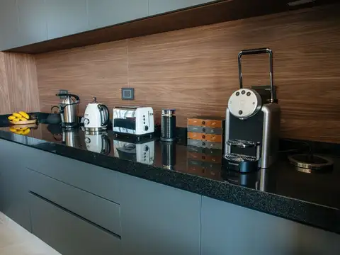 Casa en Alquiler con 2 cocheras