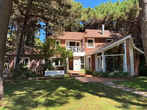 Casa en Venta con 3 cocheras