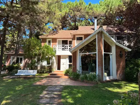 Casa 5 ambientes con 4 baños