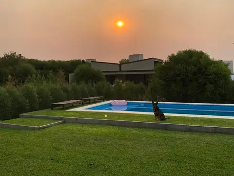 Moderna Casa a laguna en  el Canton Islas