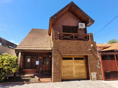 Casa 4 ambientes con 1 cochera en venta en Quilmes