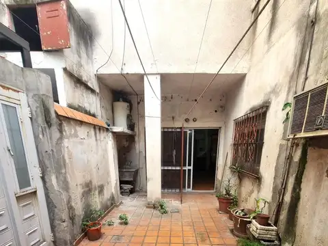 A reciclar, cochera, 2 dormitorios, 2 baños + patio.
