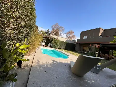 Casa en Venta con 4 cocheras