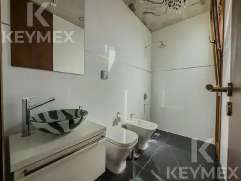 Casa en Venta con 4 cocheras