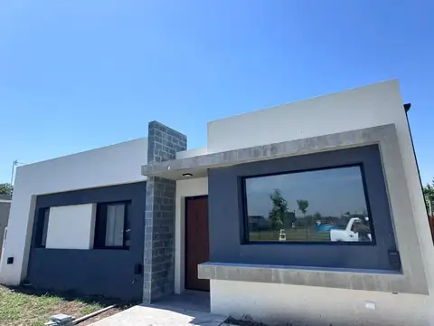 Venta de casa moderna con fondo al verde - Santa Lucia Pilar del Este