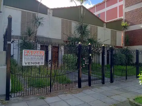 DUPLEX - 2 DORMITORIOS + AL FRENTE + COCHERA + PATIO  