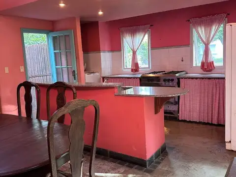 Casa 4 ambientes con 2 baños