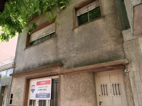 CASA EN VENTA LANUS INMEJORABLE UBICACION .