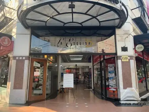 Local comercial con entrepiso en alquiler en Villa del Parque cuenca y nogoya